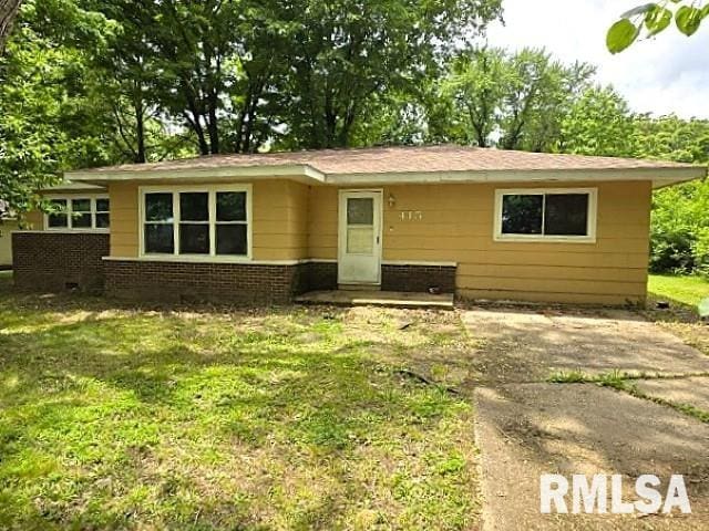 415 Marteeny St, Mount Vernon, IL 62864 - view of front of home with brick siding and a front yard