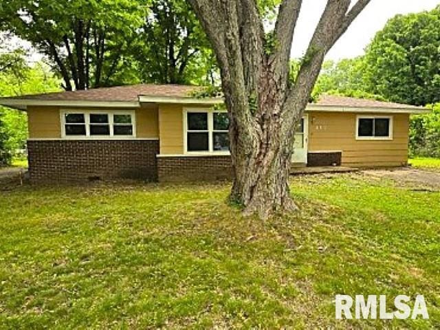 415 Marteeny St, Mount Vernon, IL 62864 - view of front of house with brick siding and a front yard