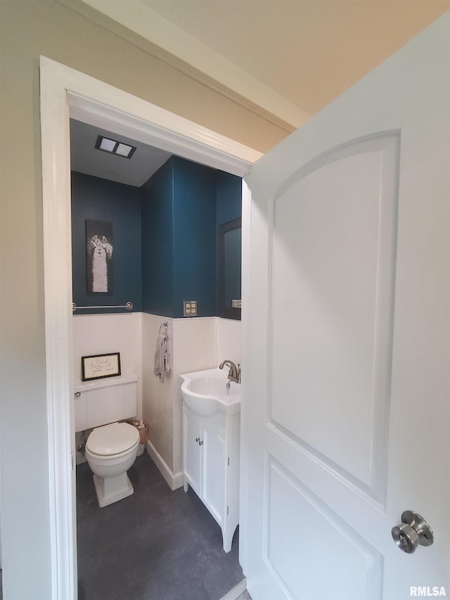 614 S Skyline Dr, Carbondale, IL 62901 - half bath featuring toilet and vanity