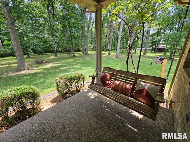 9 Fawn Dr, Fairfield, IL 62837 - view of grassy yard