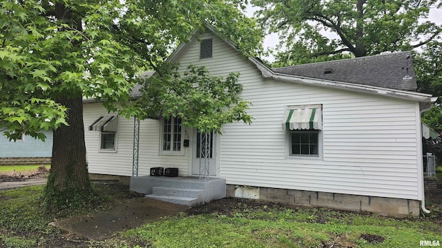 608 N Otis St, Marion, IL 62959 - rear view of house featuring a shingled roof