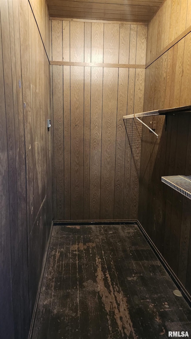 608 N Otis St, Marion, IL 62959 - spacious closet with hardwood / wood-style flooring