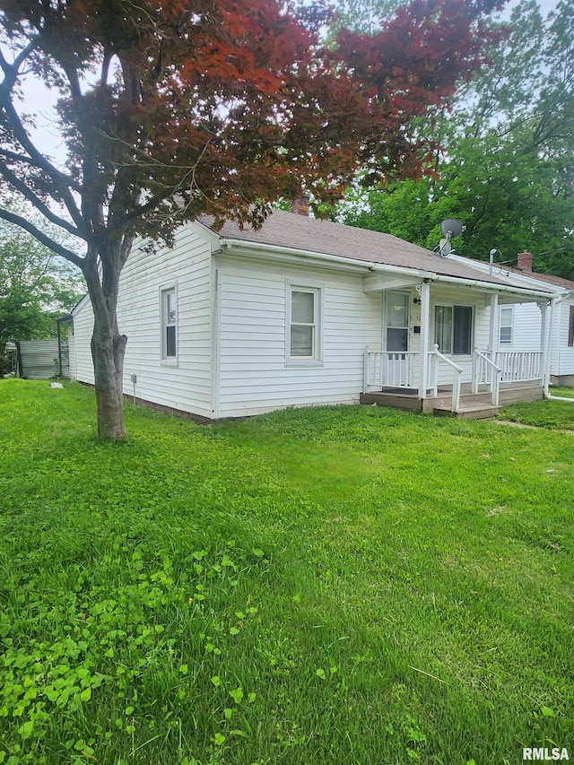 528 N 15th St, Murphysboro, IL 62966 - rear view of property with a porch and a yard