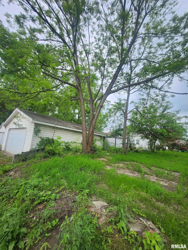 528 N 15th St, Murphysboro, IL 62966 - view of yard with a detached garage and an outdoor structure
