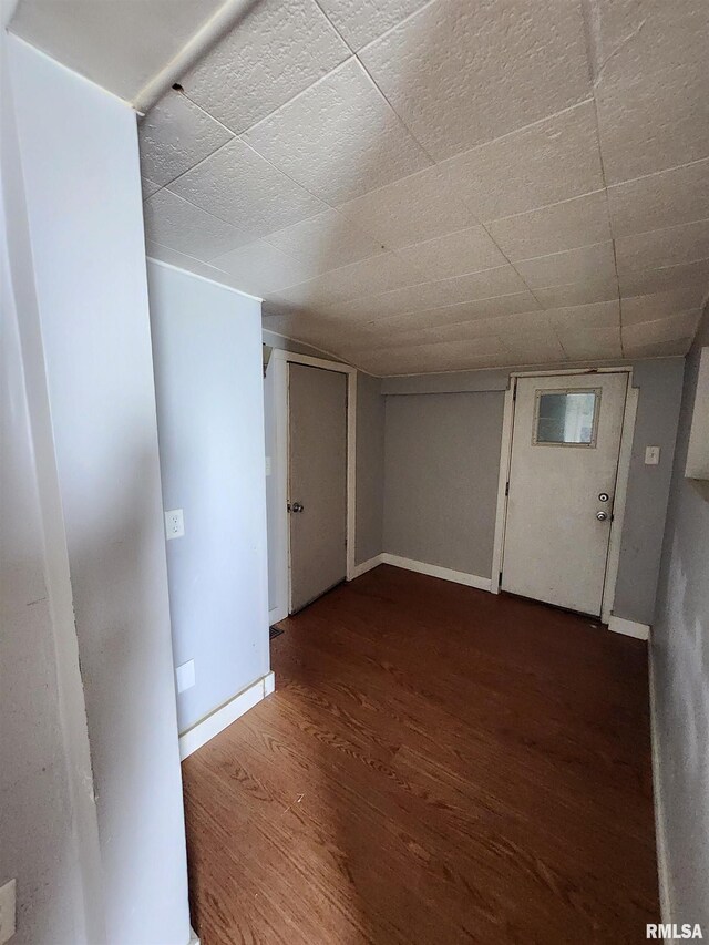 528 N 15th St, Murphysboro, IL 62966 - foyer with dark wood-style flooring and baseboards