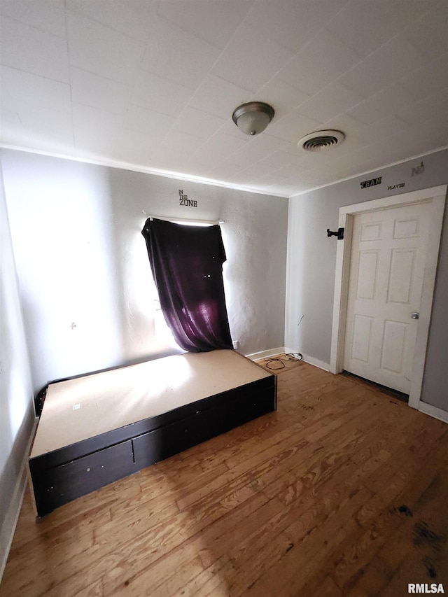 528 N 15th St, Murphysboro, IL 62966 - detailed view of wood finished floors and baseboards