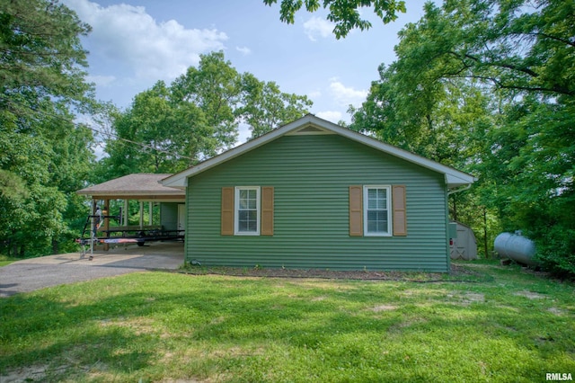 1150 Lakeview Dr, Creal Springs, IL 62922 - view of side of property with a yard and driveway