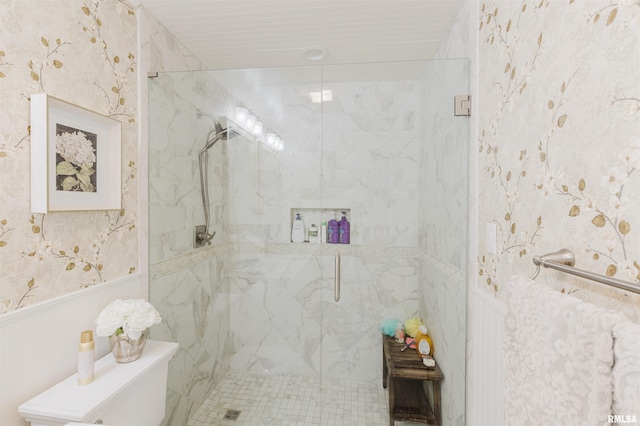 12897 Egypt Shores Dr, Creal Springs, IL 62922 - bathroom with a marble finish shower, a wainscoted wall, toilet, and wallpapered walls