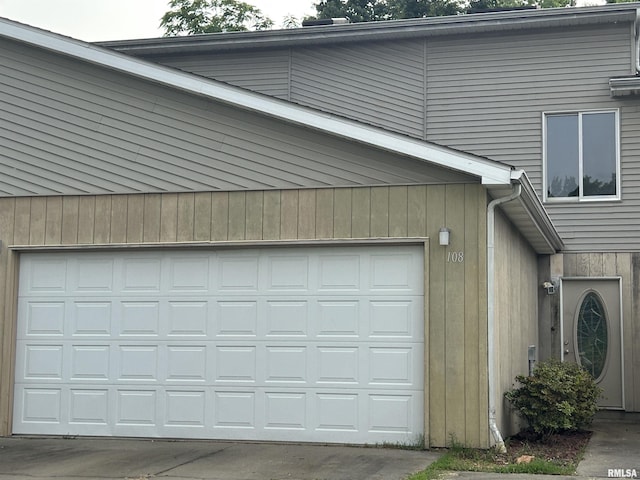 108 N Gordon Ln, Carbondale, IL 62901 - garage with driveway