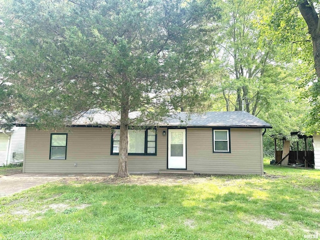 1924 N 7th St, Murphysboro, IL 62966 - ranch-style house with a front lawn