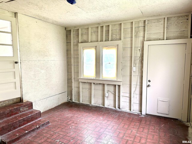 518 Noleman St, Centralia, IL 62801 - foyer entrance featuring brick patterned floors