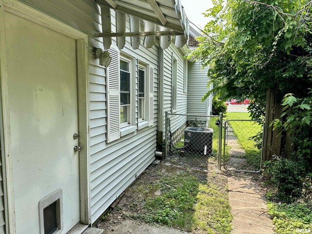 518 Noleman St, Centralia, IL 62801 - view of side of home featuring a gate and central AC