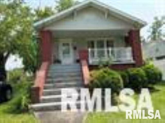 825 W Sloan St, Harrisburg, IL 62846 - bungalow-style house featuring covered porch