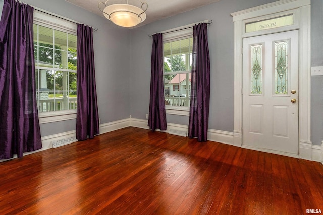2112 Herbert St, Murphysboro, IL 62966 - entryway with wood finished floors and baseboards
