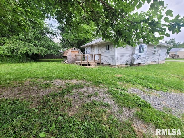 301 N Stotlar St, Benton, IL 62812 - view of grassy yard with a deck