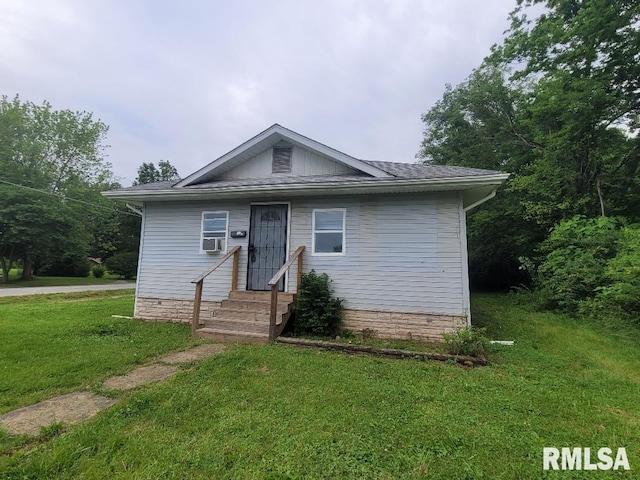 301 N Stotlar St, Benton, IL 62812 - bungalow-style house with entry steps and a front lawn
