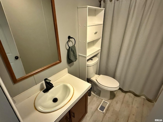 2000 Simmons St, Metropolis, IL 62960 - full bathroom with wood finished floors, toilet, vanity, and curtained shower
