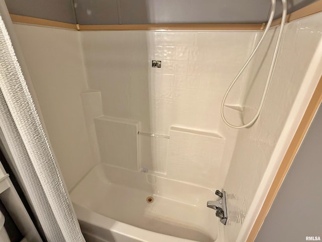 2000 Simmons St, Metropolis, IL 62960 - bathroom with shower / tub combo with curtain