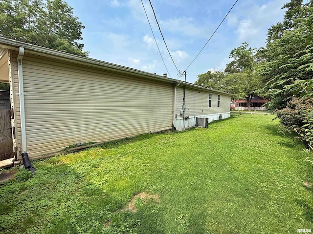2000 Simmons St, Metropolis, IL 62960 - view of side of home with central AC and a yard