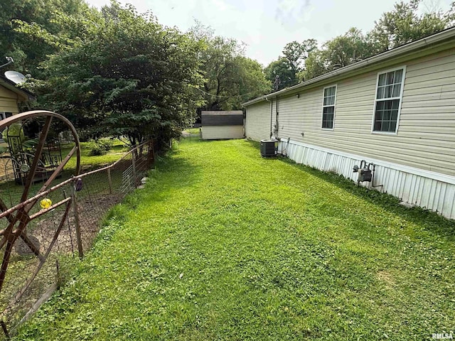 2000 Simmons St, Metropolis, IL 62960 - view of yard featuring central AC