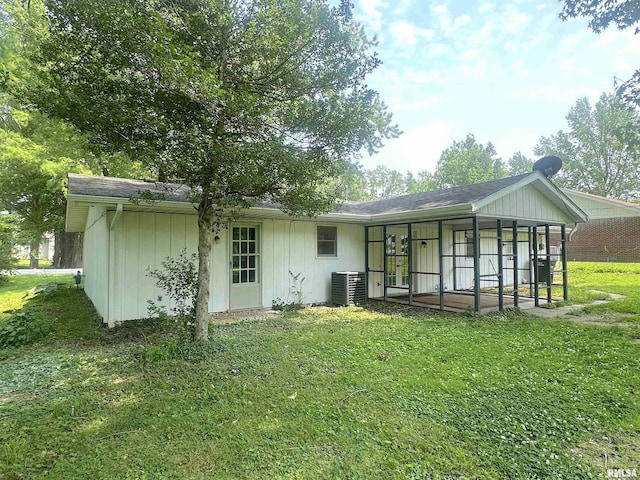 1008 N Norwest Ln, Carbondale, IL 62901 - rear view of property featuring a yard and cooling unit