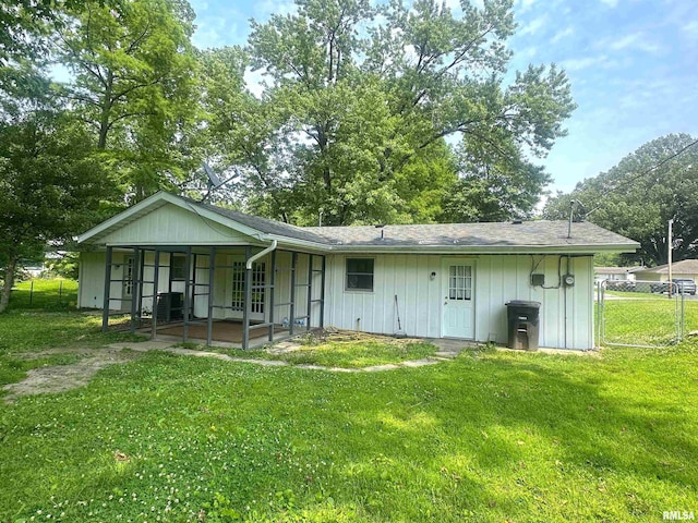 1008 N Norwest Ln, Carbondale, IL 62901 - back of property with board and batten siding