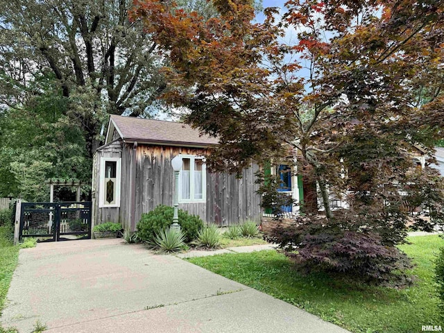 2016 Greenview St, Metropolis, IL 62960 - view of outbuilding featuring a gate