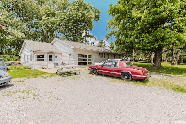 2601 Nielson Crossing Rd, Marion, IL 62959 - view of front facade with an attached garage, roof with shingles, and a front yard