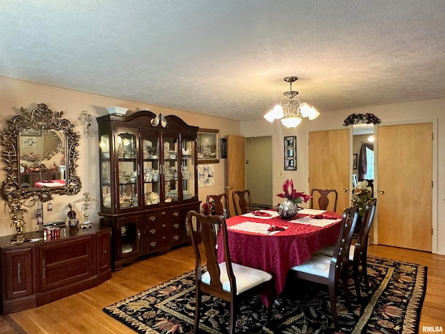 1011 W Goodall St, Marion, IL 62959 - dining area featuring light wood finished floors, a chandelier, and a textured ceiling