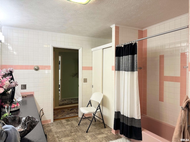 1011 W Goodall St, Marion, IL 62959 - bathroom with ornamental molding, shower / bath combo, and a textured ceiling