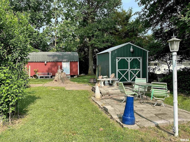 1011 W Goodall St, Marion, IL 62959 - view of grassy yard with a patio area