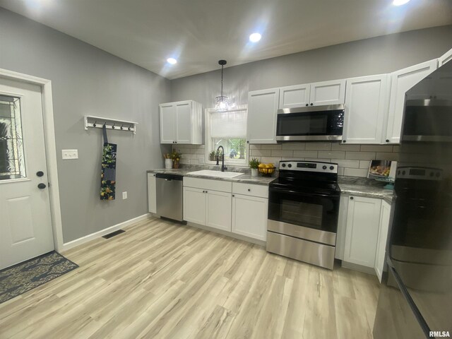 421 N 10th St, Benton, IL 62812 - kitchen with appliances with stainless steel finishes, a sink, decorative backsplash, light wood-style flooring, and recessed lighting