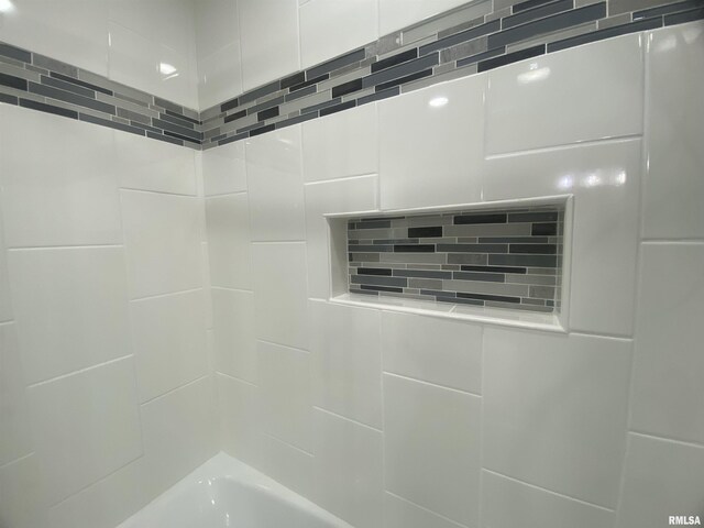 421 N 10th St, Benton, IL 62812 - full bathroom with shower / washtub combination