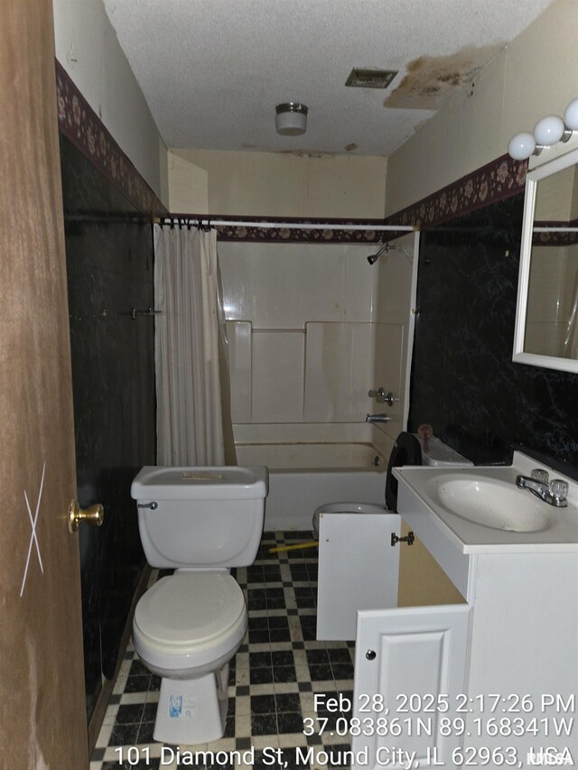 101 Diamond St, Mound City, IL 62963 - full bathroom featuring toilet, vanity, shower / tub combo with curtain, and a textured ceiling