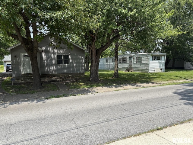 1606 W Faust St, Marion, IL 62959 - view of front of home featuring entry steps and a front lawn
