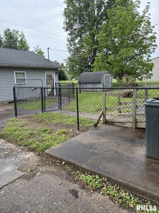 1606 W Faust St, Marion, IL 62959 - view of yard with a gate