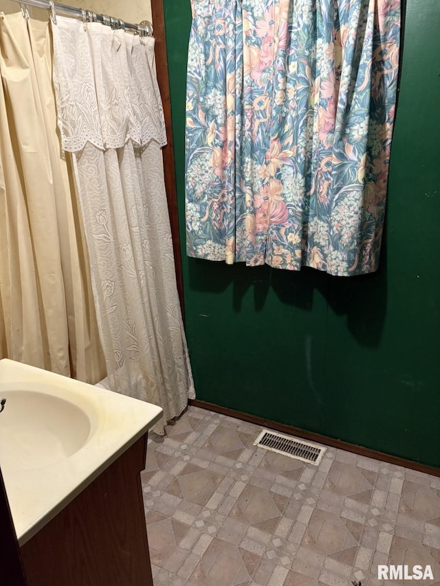 1606 W Faust St, Marion, IL 62959 - bathroom with vanity