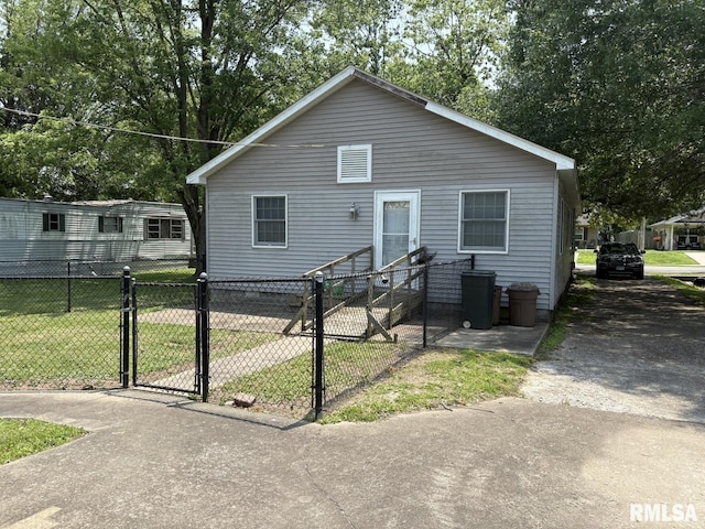 1606 W Faust St, Marion, IL 62959 - back of house featuring a gate