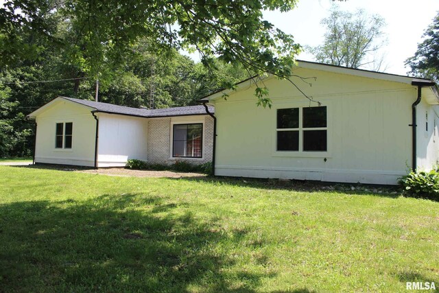 15074 N Mccauley Ln, Mount Vernon, IL 62864 - view of front facade with a front lawn