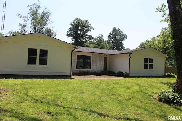 15074 N Mccauley Ln, Mount Vernon, IL 62864 - single story home with a front lawn