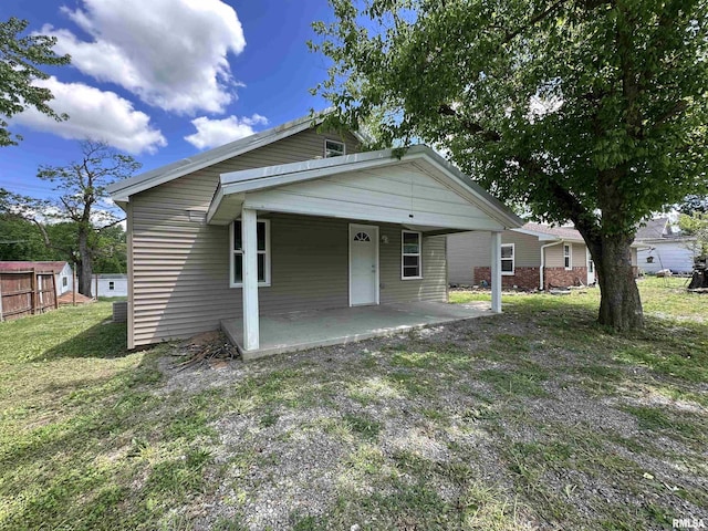 329 N Broadway Ave, Goreville, IL 62939 - bungalow-style home with a front lawn and covered porch