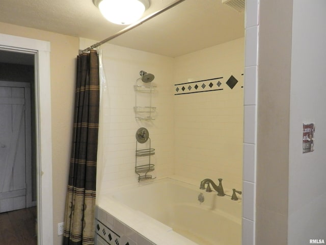 4370 Buncombe Rd, Vienna, IL 62995 - full bath featuring shower / tub combo with curtain