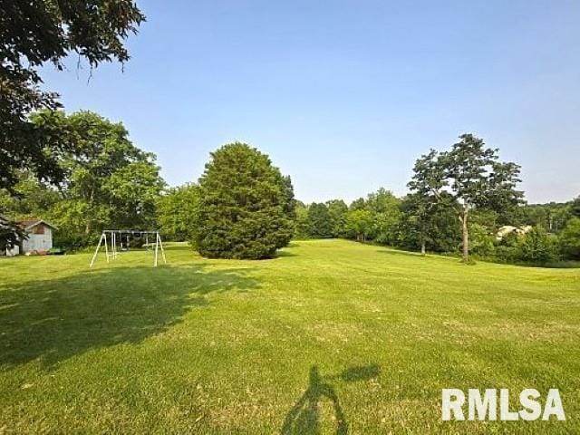 18802 E Fairfield Rd, Mount Vernon, IL 62864 - view of yard featuring an area for sports