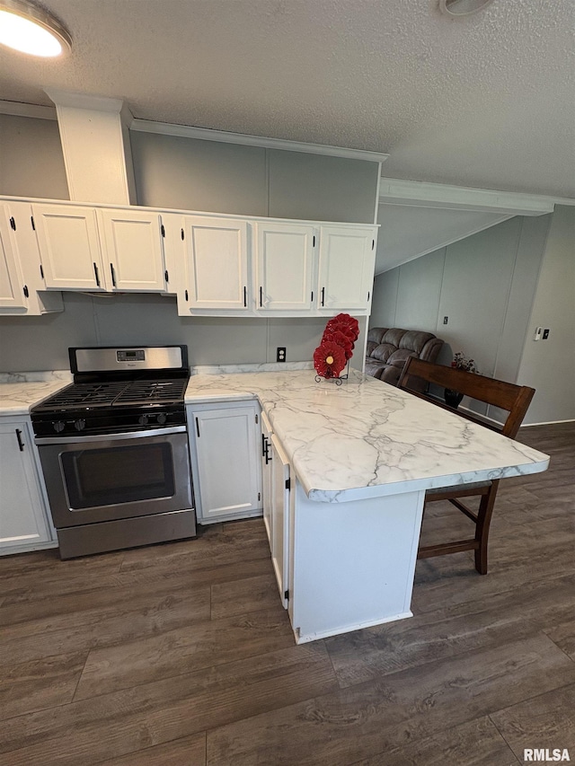 715 Wastena St, Benton, IL 62812 - kitchen featuring gas range, white cabinetry, a peninsula, a textured ceiling, and crown molding