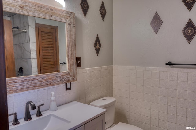 2036 Spruce St, Murphysboro, IL 62966 - bathroom with vanity and tile walls