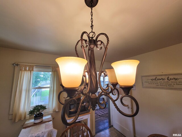 511 W 4th St, Flora, IL 62839 - detailed view of a chandelier