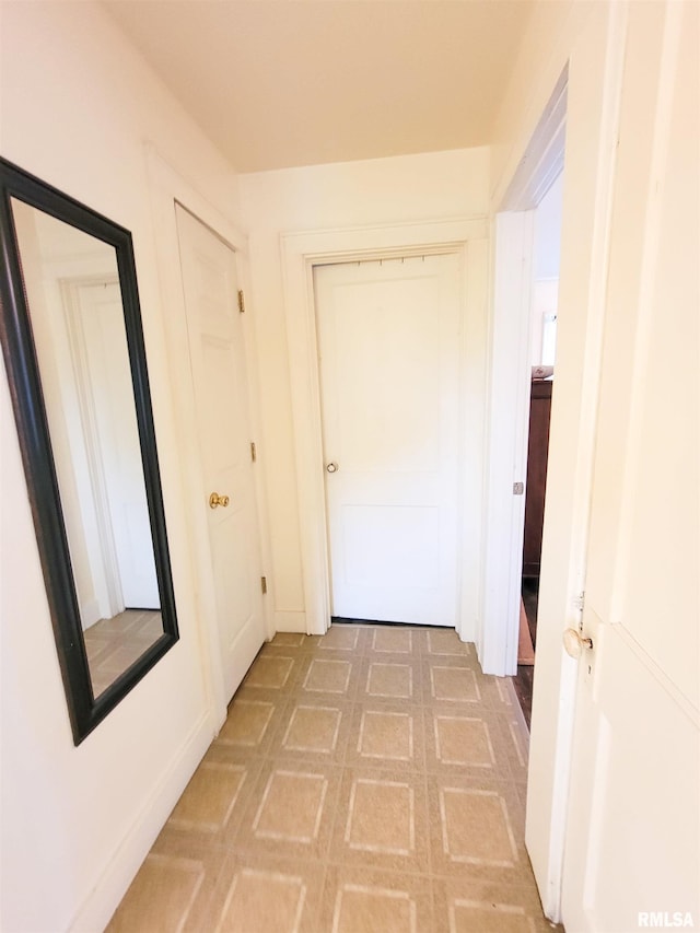 511 W 4th St, Flora, IL 62839 - view of corridor