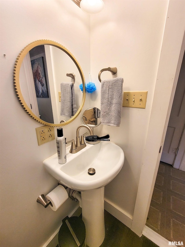 511 W 4th St, Flora, IL 62839 - bathroom featuring baseboards