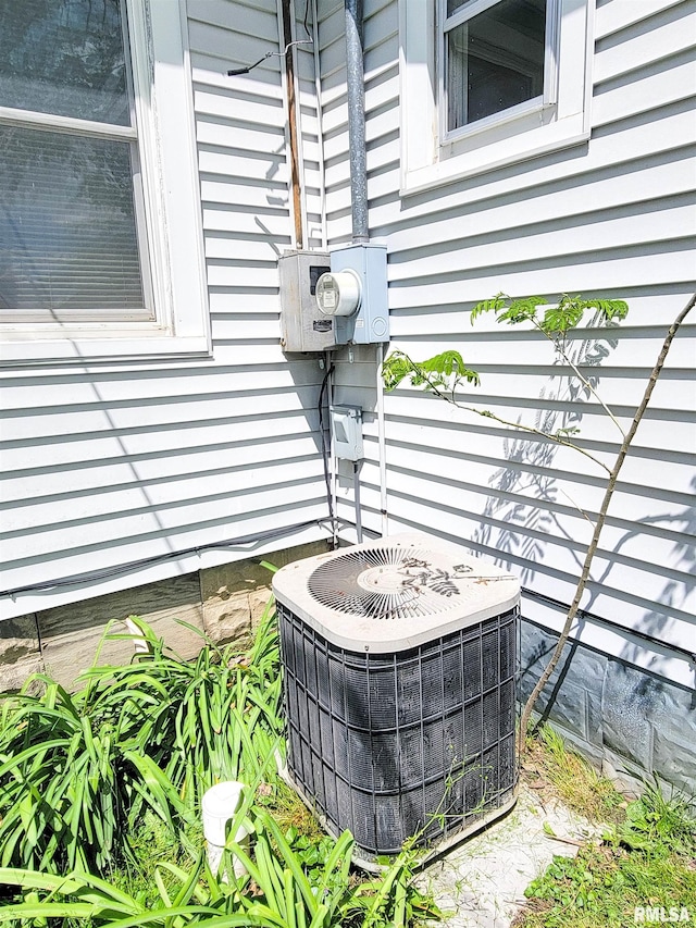511 W 4th St, Flora, IL 62839 - exterior view of a central air condition unit and electric meter