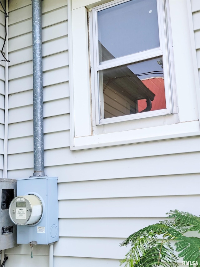 511 W 4th St, Flora, IL 62839 - exterior view of electric meter